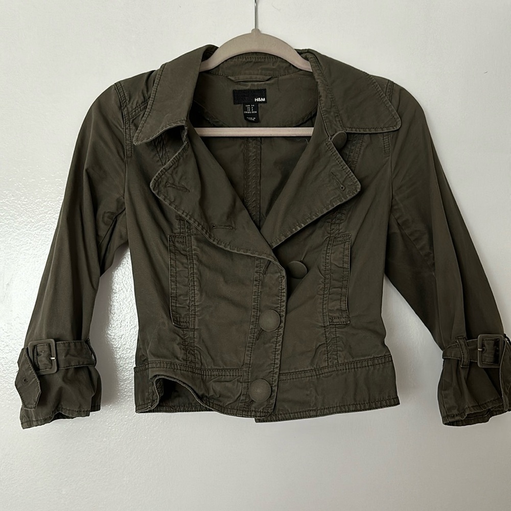 Dark green H&M coat with mid sleeves and adjustable straps.
